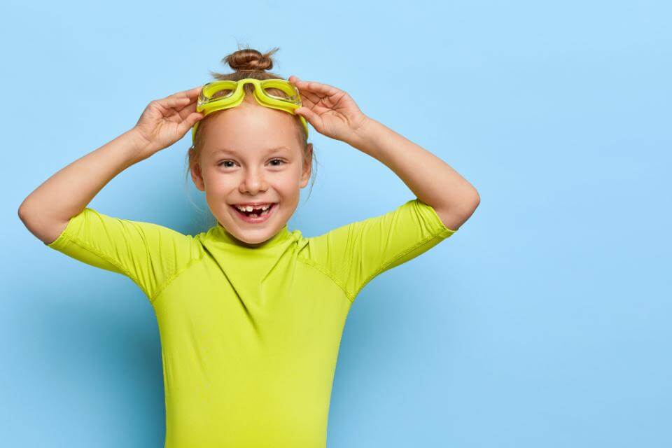Dziecko leczące się nakładkami na zęby - Invisalign First Radom