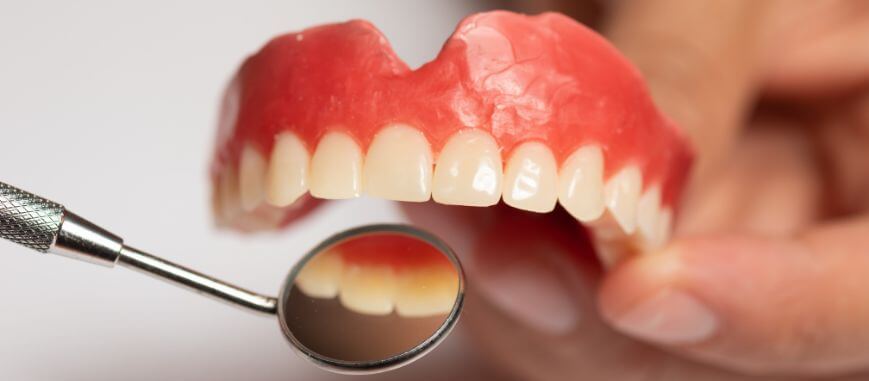 Jak usunąć kamień z protezy zębowej