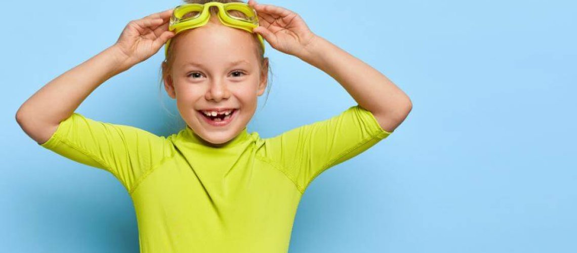 Dziecko leczące się nakładkami na zęby - Invisalign First Radom