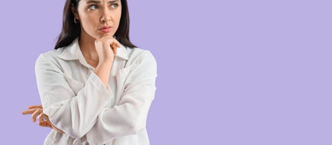 Kobieta mająca niepokojące objawy po wszczepieniu implantu